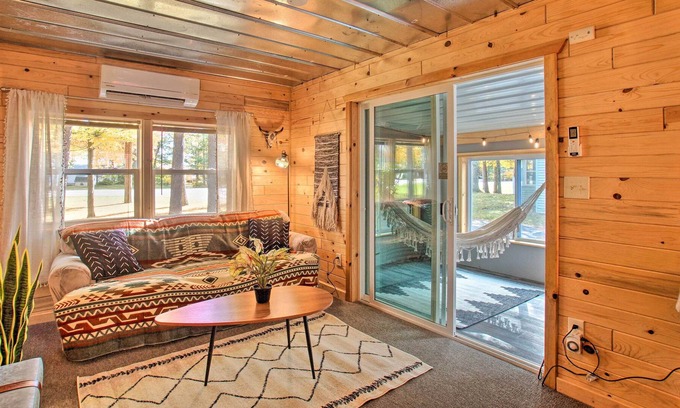 Oscoda Cabin | Idyllic 'Finn's Retreat' - Walk to Lake Huron