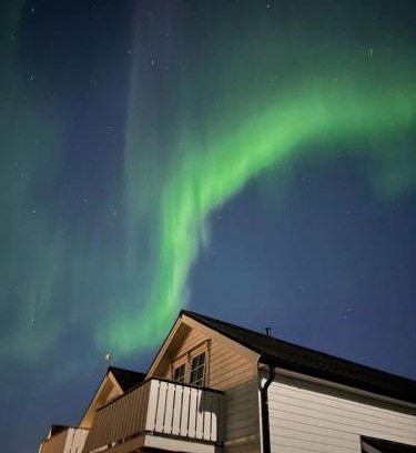 Tverlandet House | Idyllisk sjøhus på Naurstad