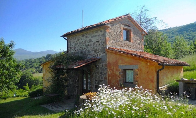Santa Fiora Cottage | Il Seccatoio – Independent rustic house with valley view and natural pool