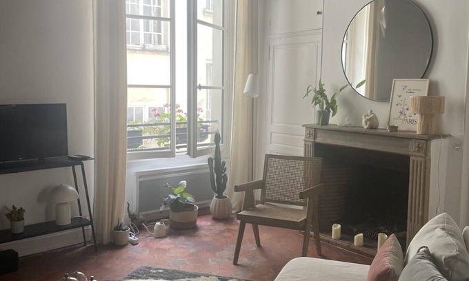 4th Arrondissement Apartment | Ile Saint Louis- Coeur de Paris- Appartement Typique