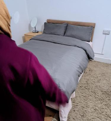 Loxford House | Ilford Town House- Close to London ILFORD Train Station