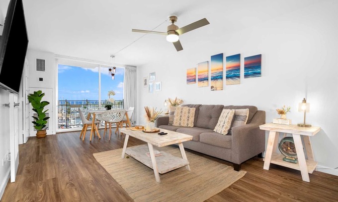 Ala Moana Condo | Ilikai Marina 694 Ocean/Sunset/Fireworks View King Bed, Sofa Bed