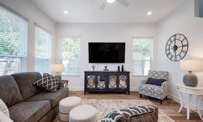 Highland House | Immaculate 3B/2.5B +Office | North Central | 30+ Days | Perfect for Temp Living