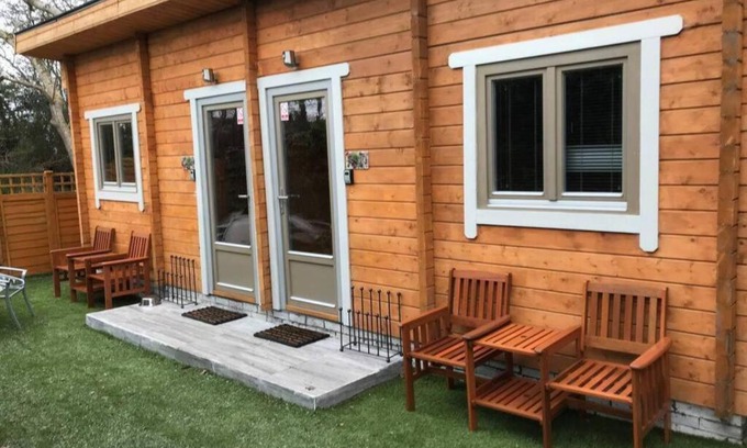 Allanfearn House | Immaculate cabin 5 mins to Inverness dogs welcome