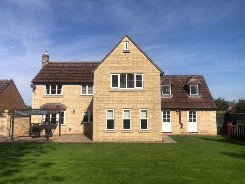 Holme House | Immense 6 bed with massive garden right on A1