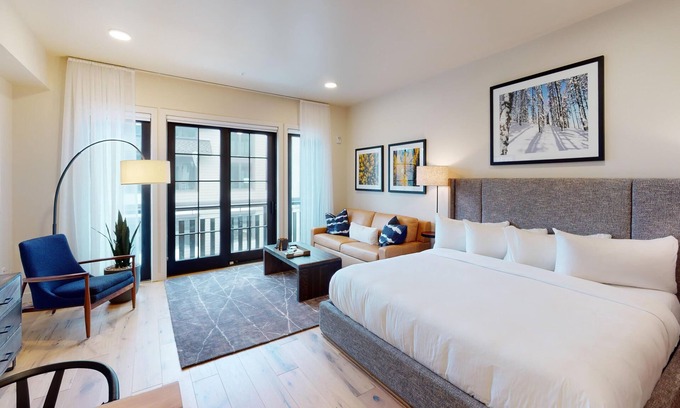 Tamarack Resort Condo | Impeccable Condo|Pet Friendly|Juliette Balcony