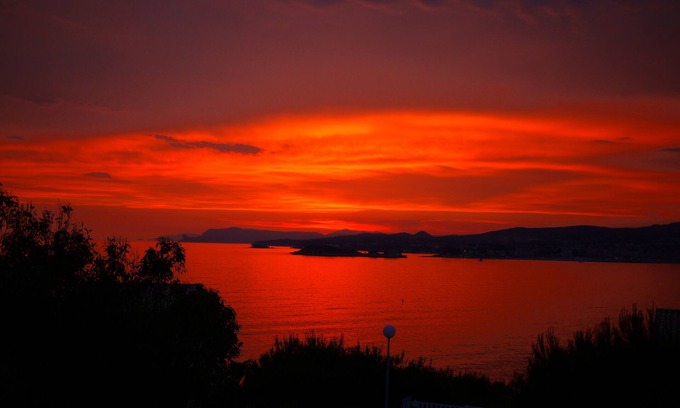 Sanary-sur-Mer Villa | IMPRENSABLE VIEW OF THE SEA Direct access to the sea 50 metres away