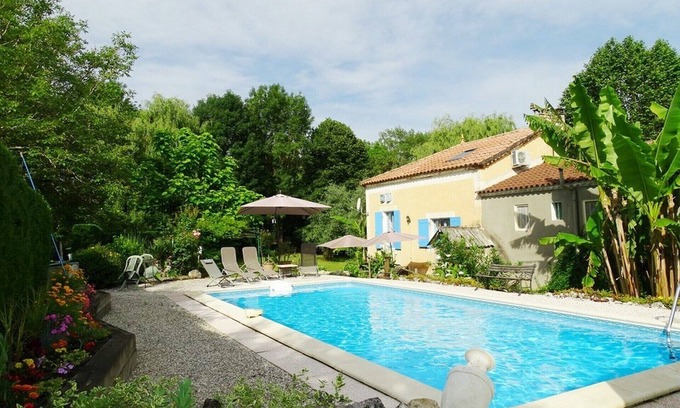 Tournon-d'Agenais House | In a quiet garden, set back from the medieval bastide town of Tournon