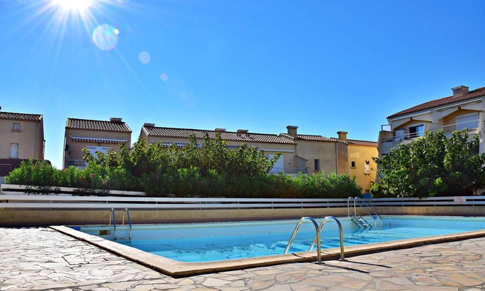 Marseillan Plage Apartment | In a residence with a pool, close to all amenities