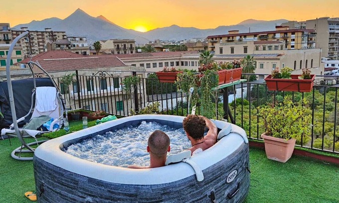 Palermo House | In the center bright large room, en-suite bathroom, shared terrace and kitchen