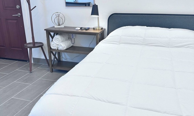 Uptown Apartment | In the heart of ABQ Uptown 3 minutes from Coronado Mall & Winrock Town Center