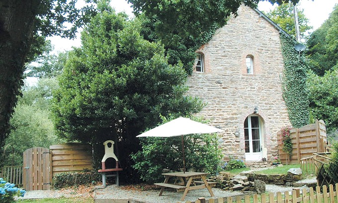 Plouguenast House | In the nature, along the river with sport activities and swimming pool