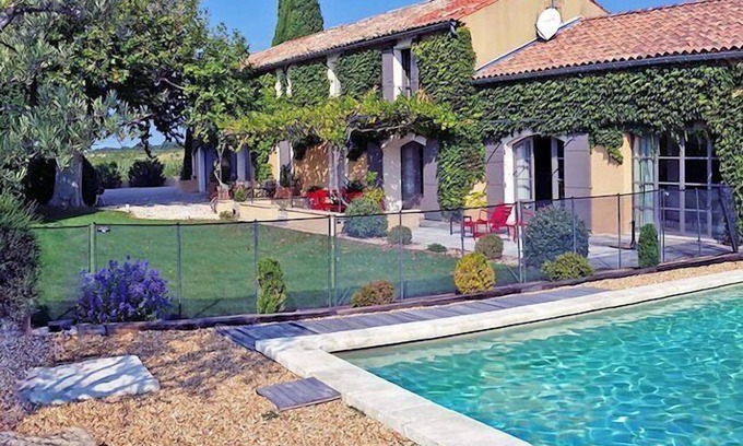 Violes House | In Violès, Vaucluse, exceptional vacation home, air-conditioned, heated pool.