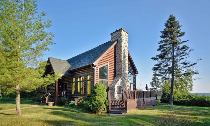 Wisconsin House | Incredible Custom Log Home w/Lake Views for Days