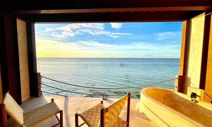 Bouvet Island Apartment | Incredible Suite Room with POOL VIEW & TUB/1 King Size