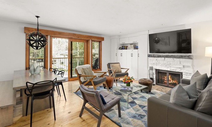 Aspen Condo | Incredible views in open 2 bedroom condo in Aspen Core! Walk to Gondola.