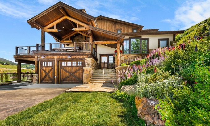 Crested Butte House | INCREDIBLE views 1 block to ski area, free bus to town, hot tub,