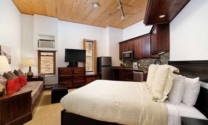 Downtown Hotel | Independence Square 210 | Beautiful Studio with Kitchenette, Great Location in Downtown Aspen