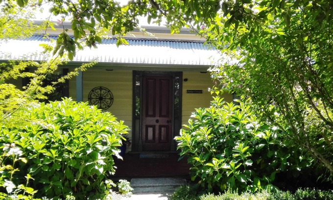 Beechworth House | Indigo Cottage: views, heritage, lockable bike shed, dog friendly