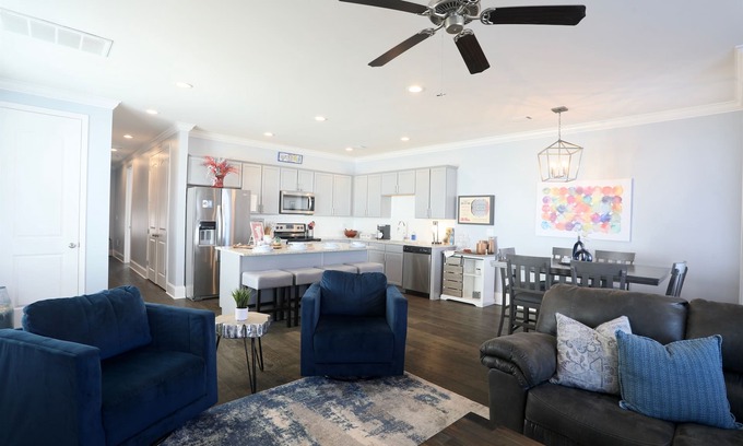 Oxford House | Indigo House - Gorgeous 3 King Suites + Loft!