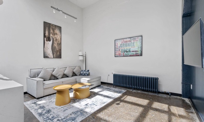 North Oakland Apartment | Industrial Loft 5 min to Children’s Hospital, slps 4