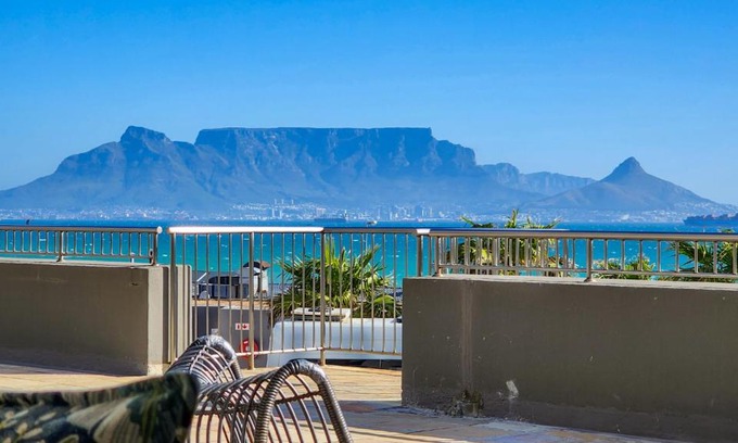 Bloubergstrand Apartment | Infinity LG8 Beachfront Apartment
