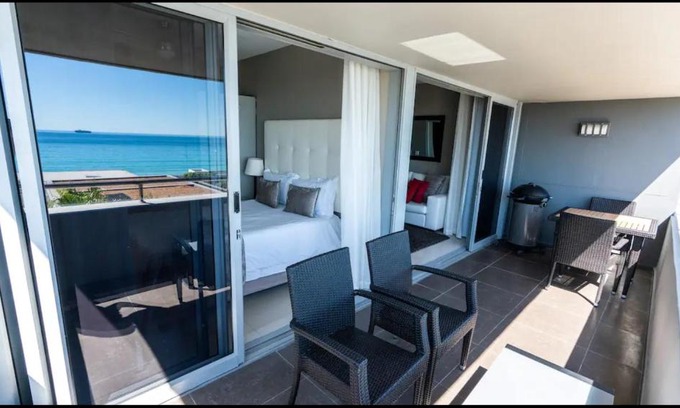Bloubergstrand Apartment | Infinity Luxury Beachfront Apartment
