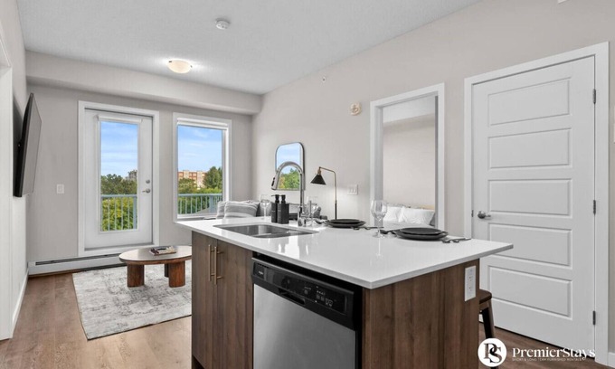 Inglewood Condo | Inglewood Luxury King Bed Parking Netflix#15