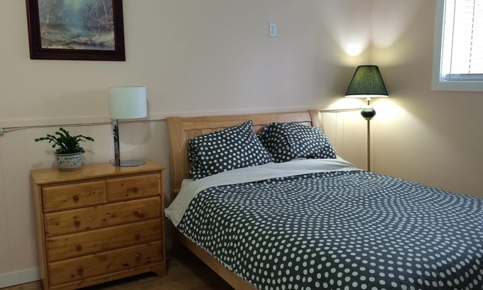 Banff Trail House | Inner city NW, Steps to university , Minutes to Hospital, SAIT, Downtown