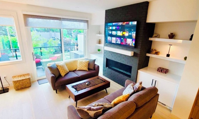 Parkhill-Stanley Park House | Innercity Luxury 3BR House with AC/garage near Stampede/Saddledome/BMO/MNP