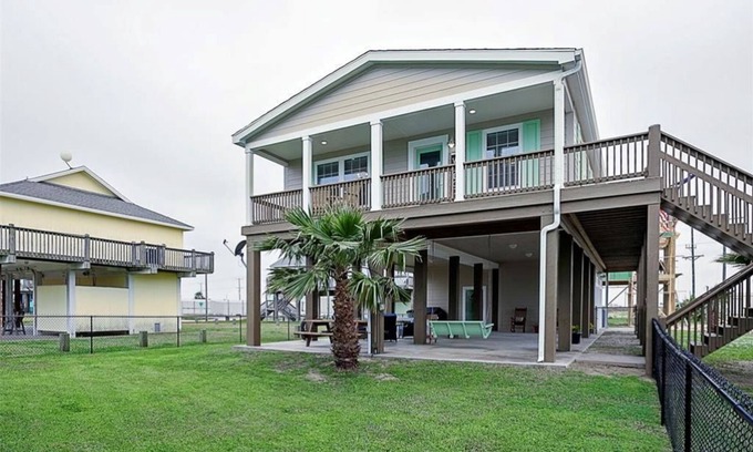Port Bolivar House | Inspired by the Sea - Newly Remodeled 3/2 Sleeps 8 Fenced yard - Pet Friendly