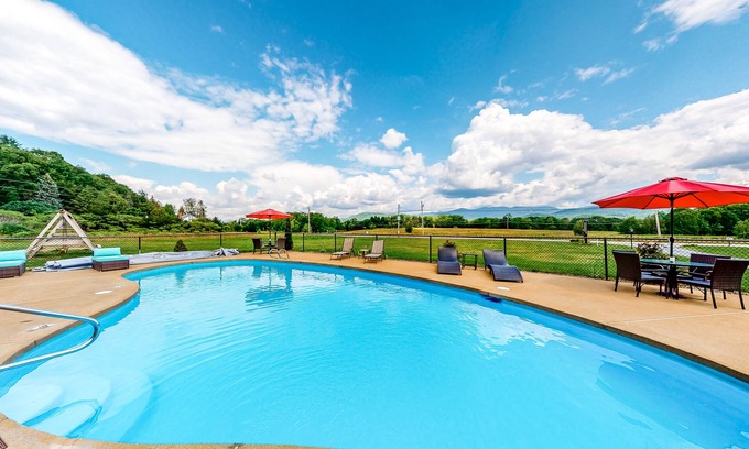 Thornton Cabin | Intimate cottage with a kitchenette, WiFi, gas grill & seasonal pool