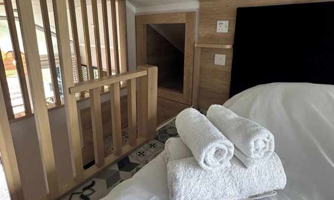South Galson Cabin | Inverness Lodge-Free Parking-Balcony-Sleeps 4