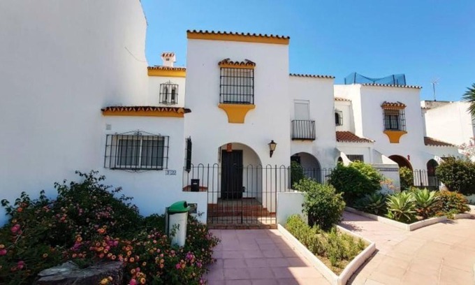 Marina de Casares House | Inviting 3-Bed House in Marina de Casares
