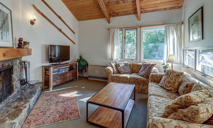 Warren Apartment | Inviting Alpine condo w/ 3 pools, tennis, game room, gym, & hot tub