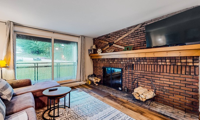 Central Vermont- Killington Condo | Inviting condo with skiing, pool, hot tub, tennis, fireplace & W/D
