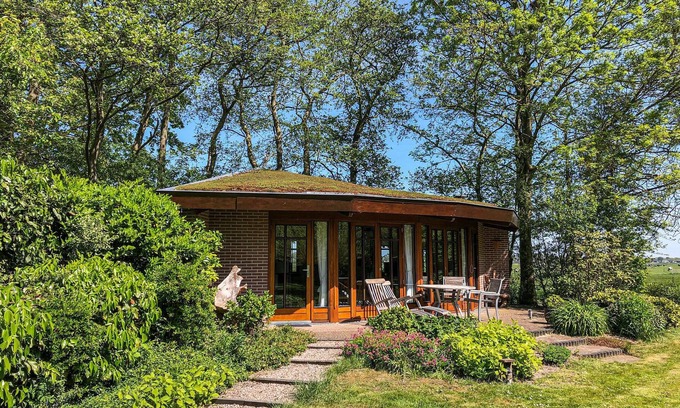 Bergen House | Inviting cottage in a good location close to nature.