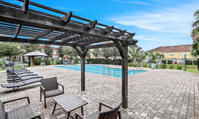 Crestwynd Bay House | Inviting dog-friendly townhome with full kitchen, central AC, & W/D