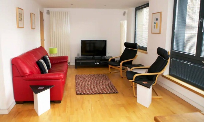 New Town Apartment | Inviting Flat with Parking in Canonmills