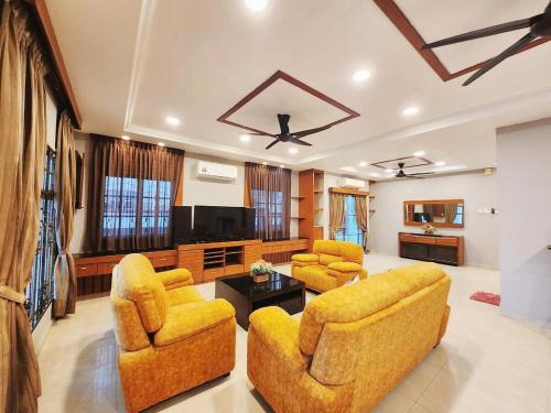 Kampung Tembok House | ipoh 5min to town centre 92bungalow 5br5bath19pax