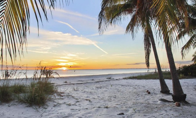 Fort Myers Beach House | Island Paradise Cottage by Sun Palace