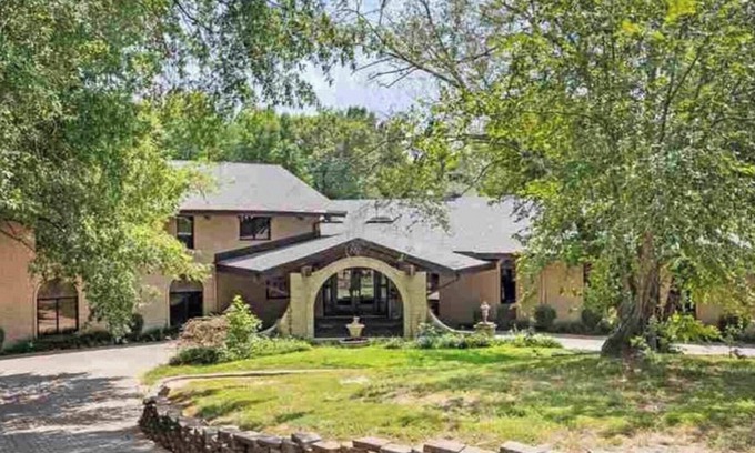 Cadiz House | Italian Style Lodge Lake House on Lake Barkley - over 5100 sq. ft.