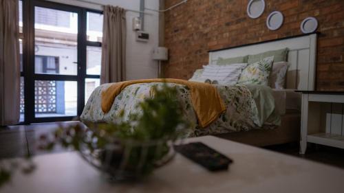 Downtown Johannesburg Apartment | ITS STILL COZY, And YOUR GONNA LIKE IT! MABONENG