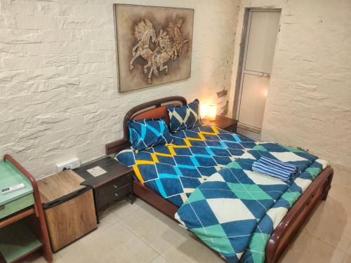 Juhu House | Ivory Room - Compact studio
