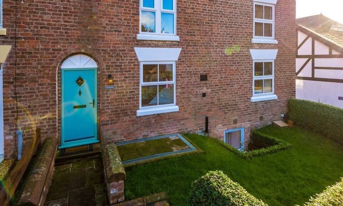 Chorlton-by-Backford House | Ivy House, Luxury Cheshire Cottage for relaxation. Chester Zoo ·