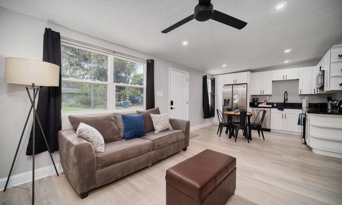 Oak Haven Apartment | ~[J] River Bank Repose Sleeps 4 Private Units~
