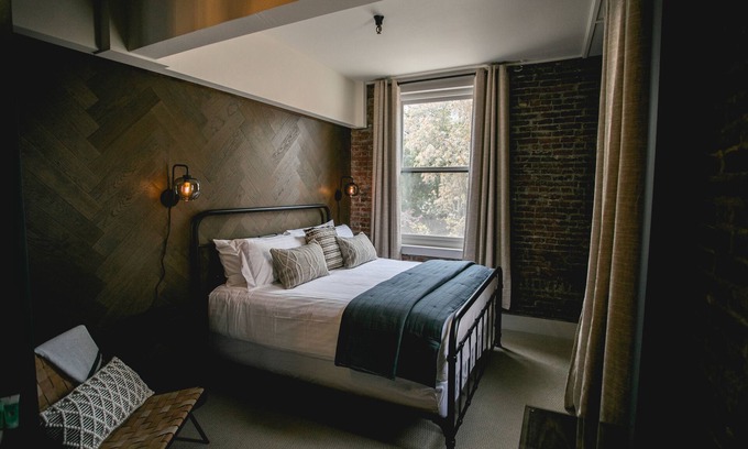 Jacksonville Hotel | Jacksonville Inn Room #5: Luxurious 1 BR King Guest Room. Walkable to the Britt Festival, downtown shops, and wine tasting rooms. Experience historic charm with modern comfort!