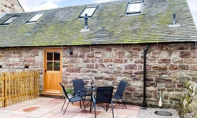 Cauldon Low Apartment | JACOB'S BARN, pet friendly, with a garden in Ramshorn
