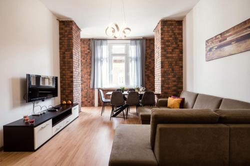 Erzsebetvaros Apartment | Jacuzzi and privacy with 2 balconies and FREE garage