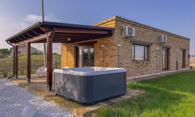 Monte San Pietrangeli Villa | Jacuzzi and Comfort in the Marche Hills